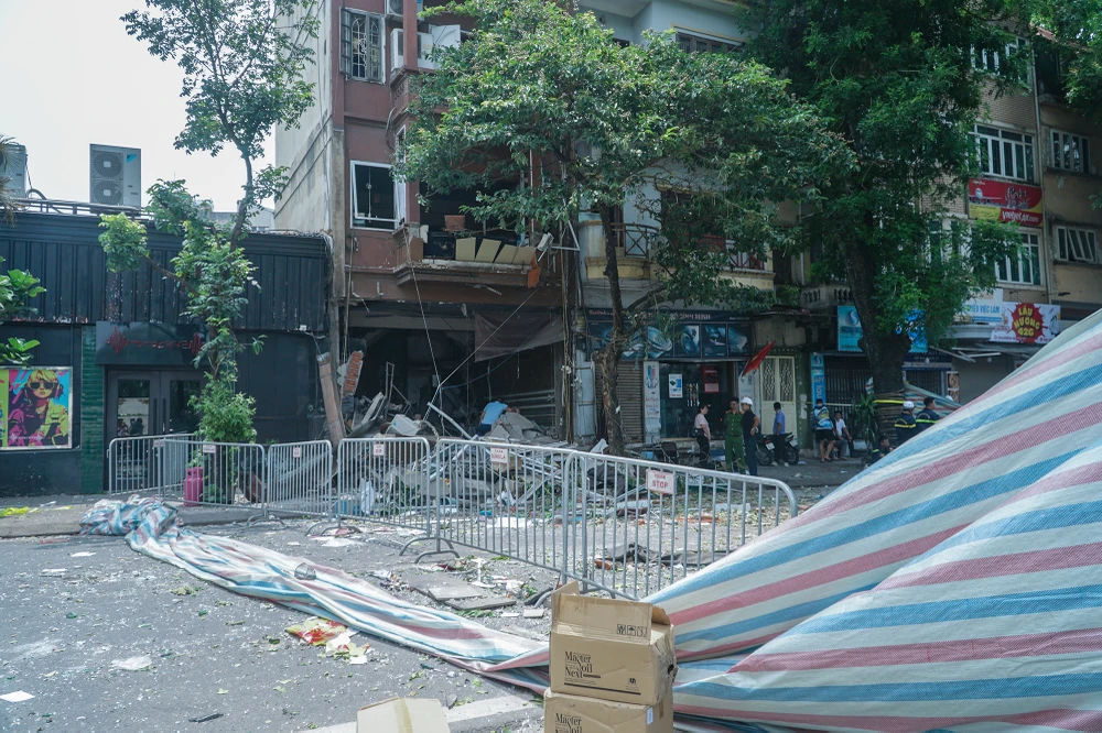 Khoảng 10 giờ sáng nay, người dân lưu thông trên đường Yên Phụ, giật mình vì một tiếng nổ lớn từ một ngôi nhà trên phố. Vị trí vụ nổ được xác định tại số nhà 42 Yên Phụ.