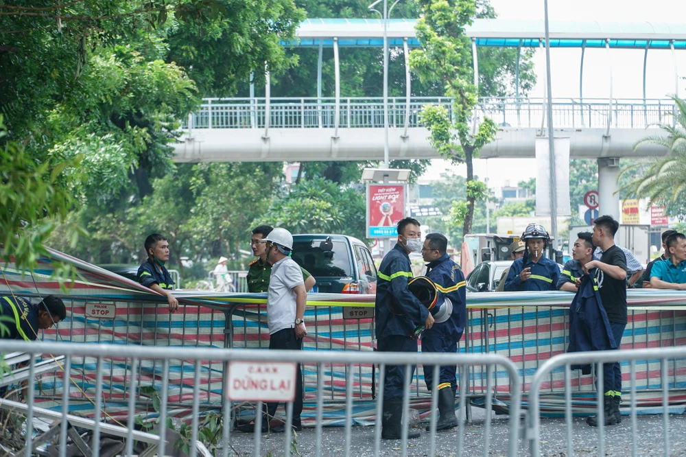 Vào thời điểm xảy ra vụ nổ, trên có một số người dân lưu thông theo hướng từ đầu đường Thanh Niên về cầu Long Biên bị sức ép của vụ nổ nằm bất tỉnh ngay trên đường và trên vỉa hè.