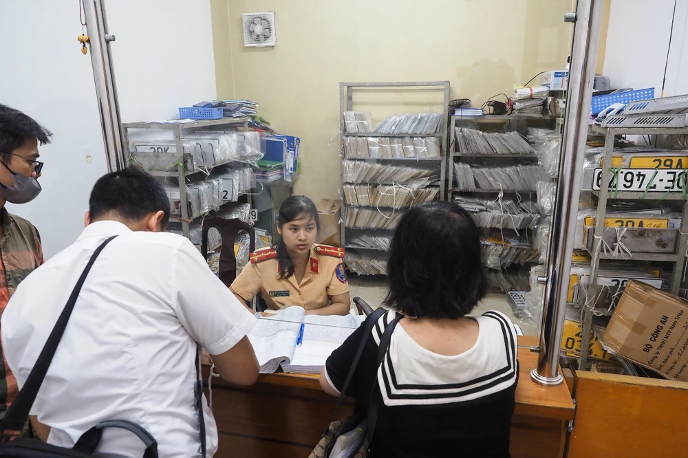 Tuy nhiên, theo phản ánh của một số người dân, khi vào làm thủ tục khai báo trên tại cổng dịch vụ công các dữ liệu chưa được đẩy về hệ thống của đơn vị tiếp nhận hồ sơ do đó nhiều người chưa lấy được giấy tờ để bấm biển, có người đành phải quay về chờ đến chiều.