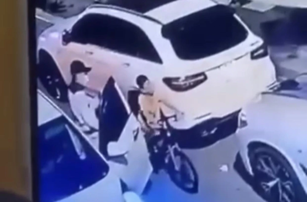 Thời điểm nghi phạm Trung thực hiện hành vi bắt cóc cháu bé 7 tuổi. Ảnh cắt từ camera