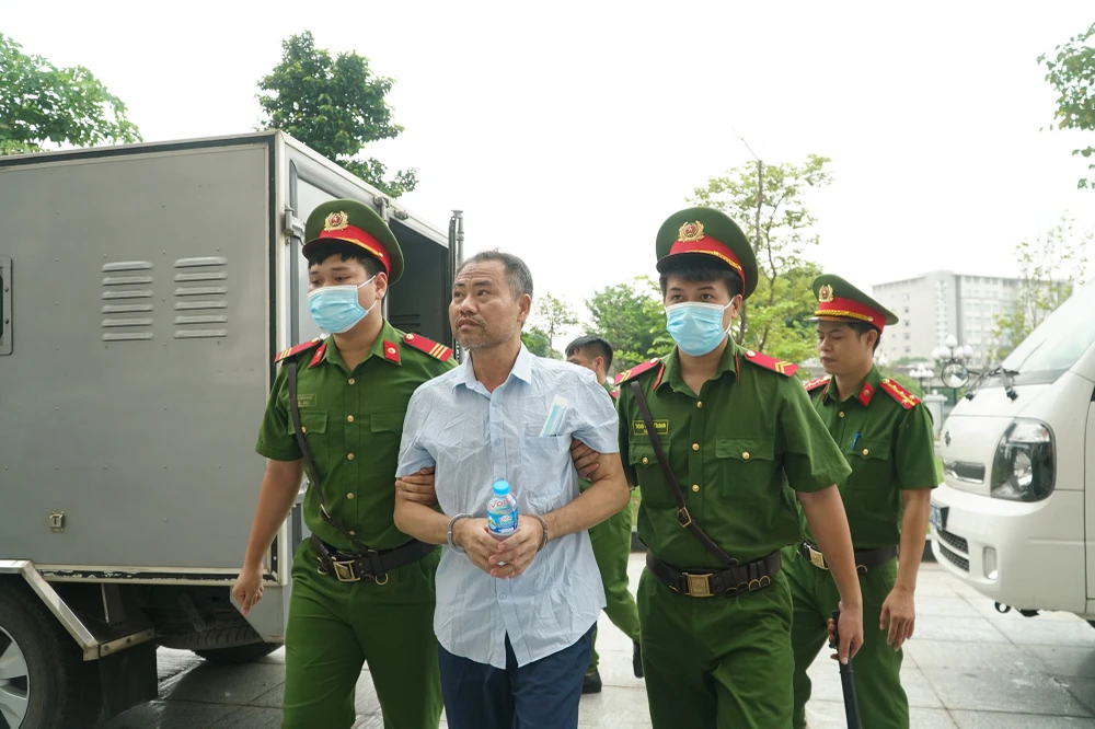 Bị cáo Bùi Văn Mận, cựu giám đốc Công ty Sinh Thái Xanh, khai đã chi hơn 1,5 tỉ đồng mua cây tặng ông Chung, trồng tại nhà thờ chú ruột, nhà ở và nhà thờ của cha mẹ, trường học cạnh nhà cha mẹ đẻ ông Chung ở Phú Thọ. Bị cáo Bùi Văn Mận, cựu giám đốc Công ty Sinh Thái Xanh, khai đã chi hơn 1,5 tỉ đồng mua cây tặng ông Chung, trồng tại nhà thờ chú ruột, nhà ở và nhà thờ của cha mẹ, trường học cạnh nhà cha mẹ đẻ ông Chung ở Phú Thọ.