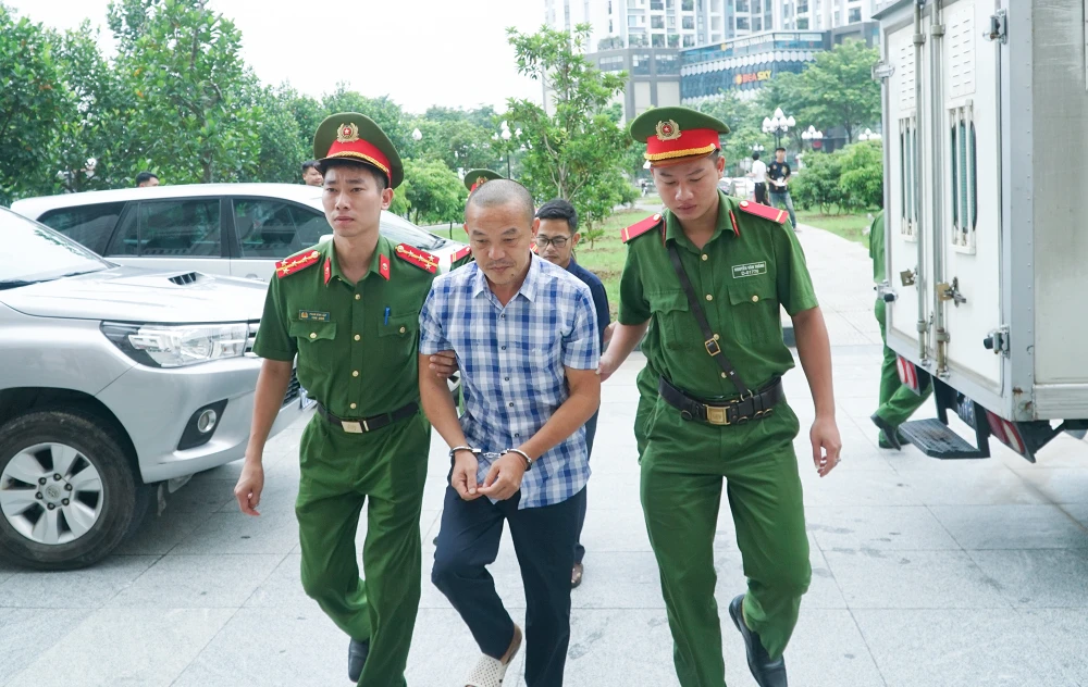 Trong vụ án nâng khống giá cây xanh này, 14 người bị cáo bị đưa ra xét xử về các tội: buôn lậu; vi phạm quy định về quản lý sử dụng tài sản nhà nước gây thất thoát lãng phí; in, phát hành, mua bán trái phép hóa đơn, chứng từ thu nộp ngân sách nhà nước; thiếu trách nhiệm gây hậu quả nghiêm trọng. Trong vụ án nâng khống giá cây xanh này, 14 người bị cáo bị đưa ra xét xử về các tội: buôn lậu; vi phạm quy định về quản lý sử dụng tài sản nhà nước gây thất thoát lãng phí; in, phát hành, mua bán trái phép hóa đơn, chứng từ thu nộp ngân sách nhà nước; thiếu trách nhiệm gây hậu quả nghiêm trọng.