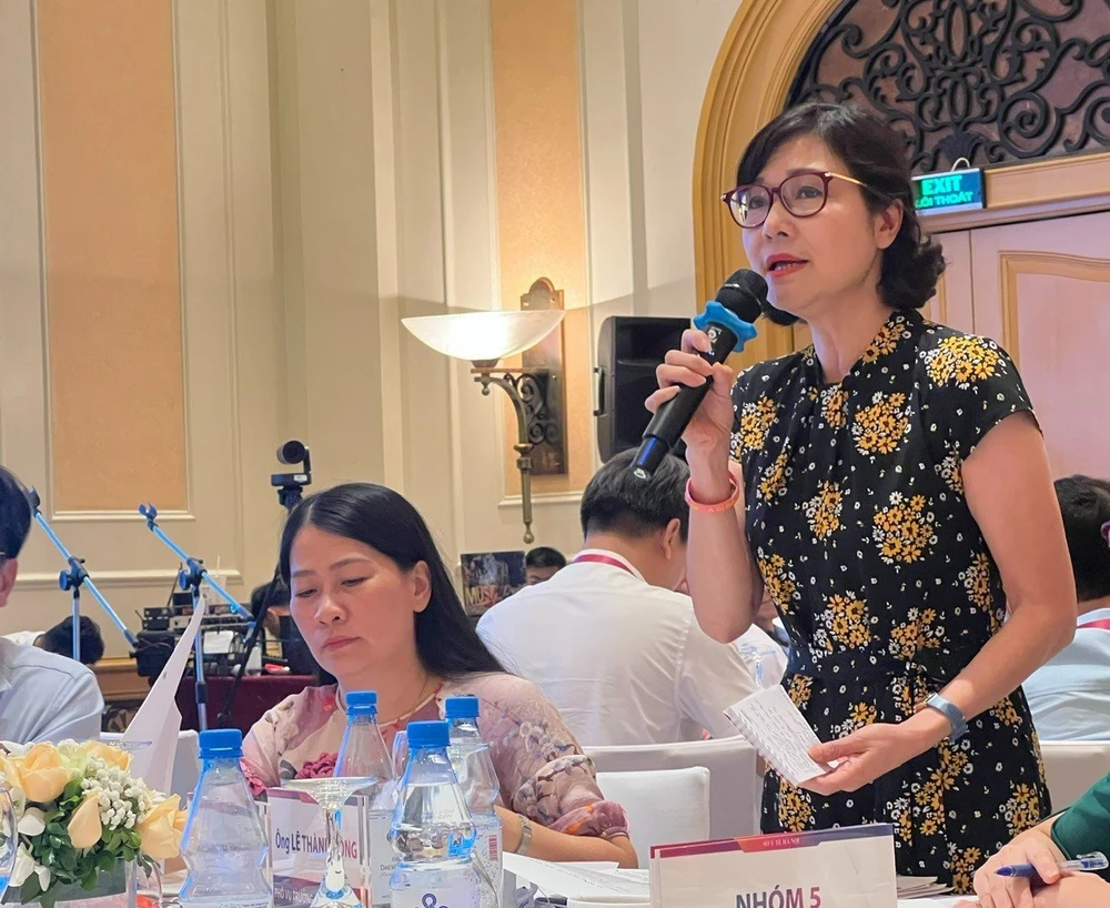 Chuyên viên của Vụ Kế hoạch tài chính, Bộ Y tế Nguyễn Thị Minh Nga giải đáp băn khoăn của lãnh đạo các cơ sở y tế. Ảnh THANH TÚ