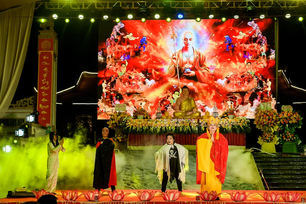 Mở đầu đêm đại lễ là vở diễn kể lại sự tích về bậc đại hiếu Mục Kiền Liên cứu mẹ. Đây là sự tích đẹp trong Phật giáo. Hình tượng Đức Mục Kiền Liên cứu mẹ cũng trở thành nguồn gốc ra đời cho ngày Vu Lan báo hiếu, thể hiện rõ chữ hiếu của người làm con. Mở đầu đêm đại lễ là vở diễn kể lại sự tích về bậc đại hiếu Mục Kiền Liên cứu mẹ. Đây là sự tích đẹp trong Phật giáo. Hình tượng Đức Mục Kiền Liên cứu mẹ cũng trở thành nguồn gốc ra đời cho ngày Vu Lan báo hiếu, thể hiện rõ chữ hiếu của người làm con.