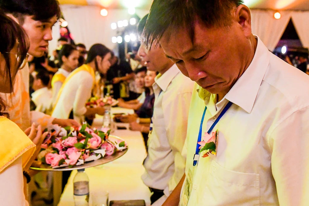 Với những người trẻ thì thời khắc thả đèn hoa đăng cầu mong cho cha mẹ, ông bà và người thân luôn mạnh khỏe, bình an và gặp mọi điều tốt lành được mong đợi hơn cả. Đây là một trong những truyền thống tốt đẹp nhất của người Việt trong mùa Vu Lan báo hiếu mỗi năm. Với những người trẻ thì thời khắc thả đèn hoa đăng cầu mong cho cha mẹ, ông bà và người thân luôn mạnh khỏe, bình an và gặp mọi điều tốt lành được mong đợi hơn cả. Đây là một trong những truyền thống tốt đẹp nhất của người Việt trong mùa Vu Lan báo hiếu mỗi năm.