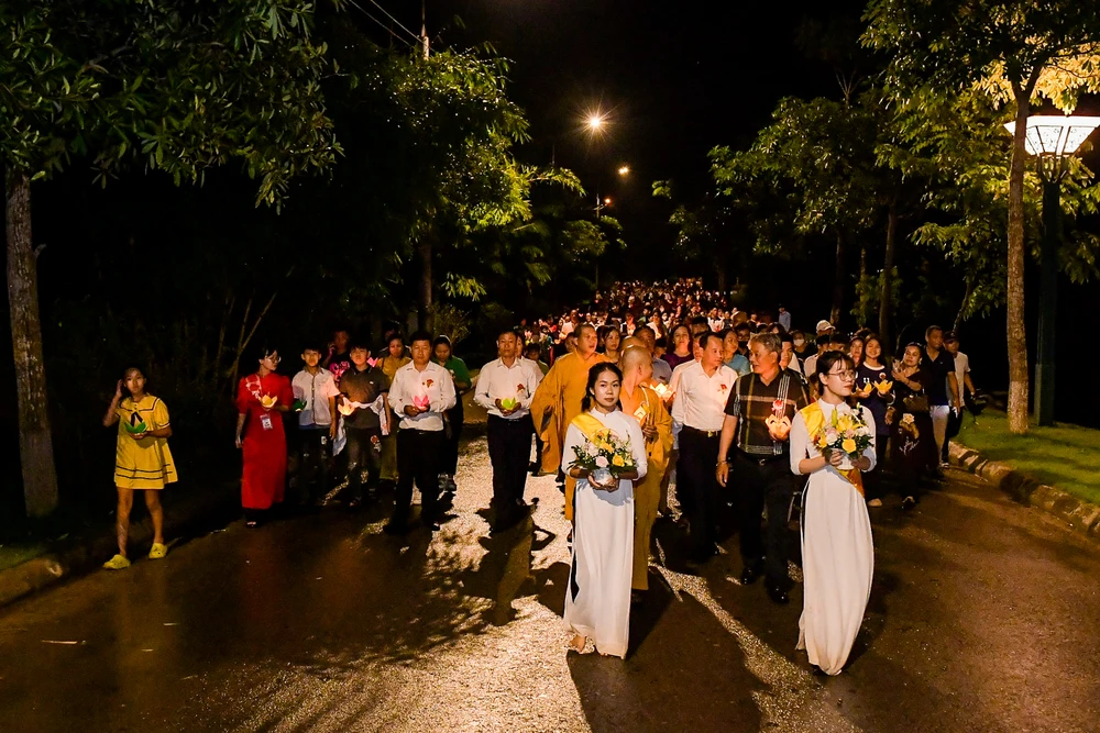 Hàng nghìn người rước đèn hoa đăng đi thả trong đêm đại lễ Vu Lan báo hiếu. Hàng nghìn người rước đèn hoa đăng đi thả trong đêm đại lễ Vu Lan báo hiếu.