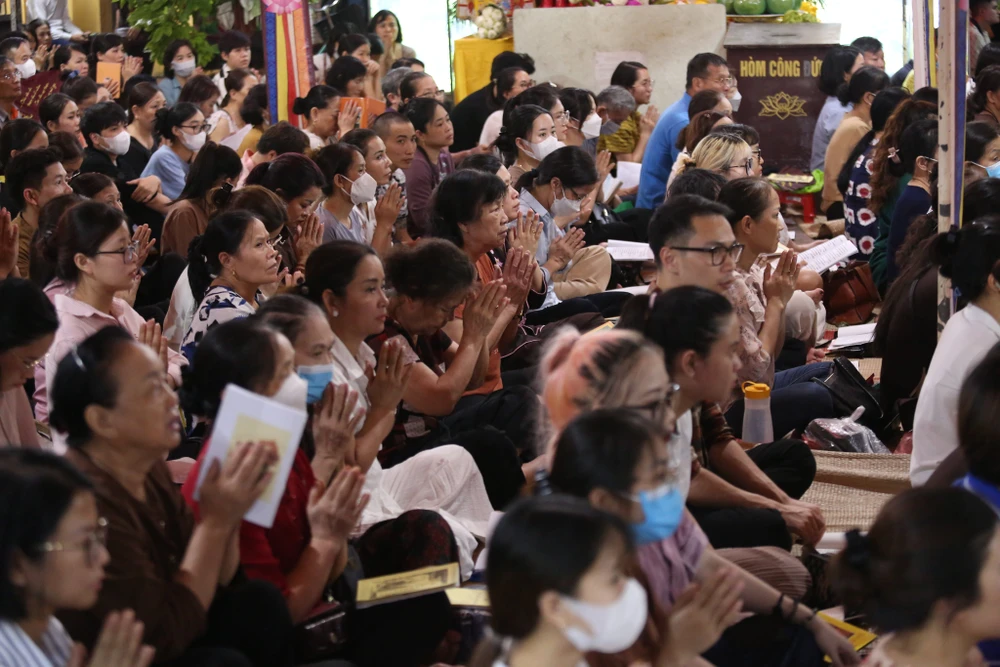 Bên trong khuôn viên chùa, người dân và phật tử rất đông, được hướng dẫn ngồi theo hàng để đảm bảo trật tự tại khu vực làm lễ.