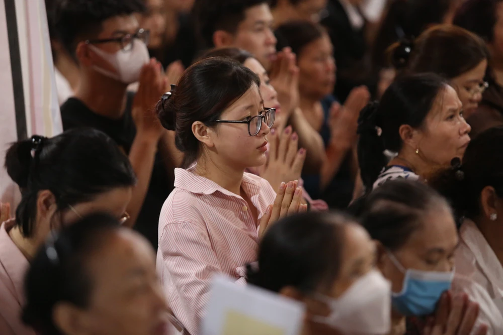 Tất cả đều thành kính, tưởng nhớ đến đấng sinh thành.