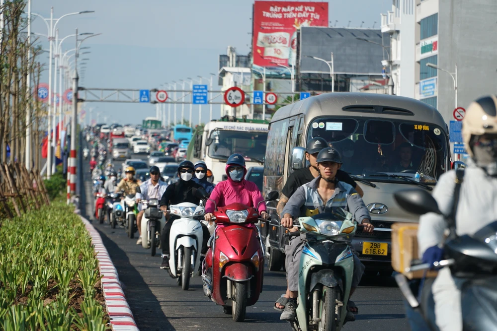 Việc cầu Vĩnh Tuy giai đoạn 2 thông xe sẽ giúp phần giảm thiểu ùn tắc giao thông, nối liền trung tâm thành phố với vùng ngoại thành. Việc cầu Vĩnh Tuy giai đoạn 2 thông xe sẽ giúp phần giảm thiểu ùn tắc giao thông, nối liền trung tâm thành phố với vùng ngoại thành.