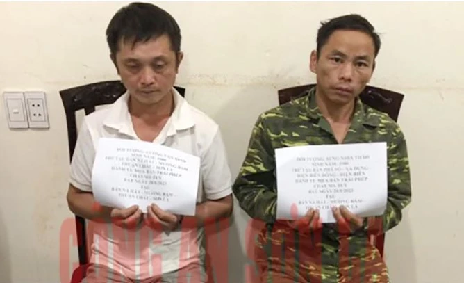 Lường Văn Hinh và Sùng Nhìa Thào. Ảnh CA