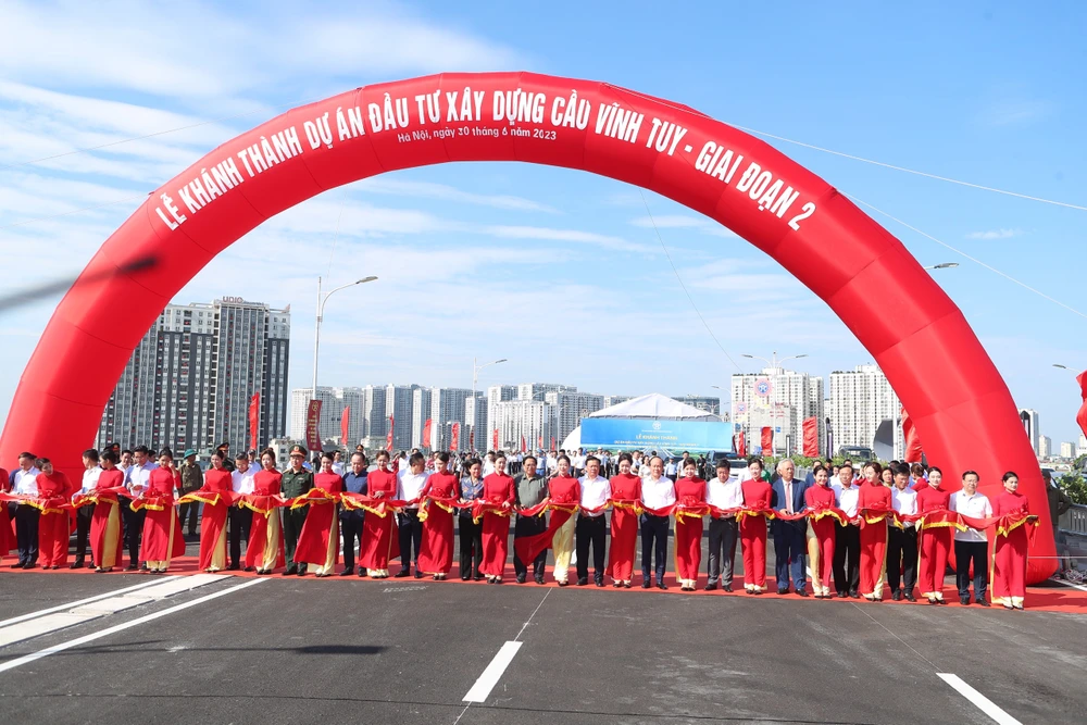 Thủ tướng cùng các đại biểu cắt băng khánh thành. Ảnh: Lê Khánh Thủ tướng cùng các đại biểu cắt băng khánh thành. Ảnh: Lê Khánh