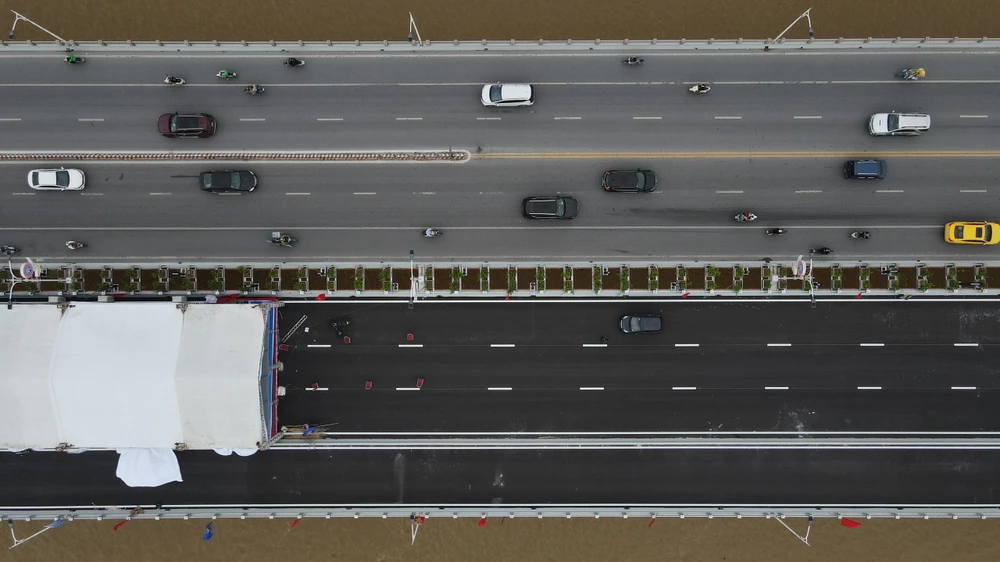 Được biết cầu Vĩnh Tuy giai đoạn 2 có tổng mức đầu tư hơn 2.500 tỉ đồng. Ảnh: PHI HÙNG Được biết cầu Vĩnh Tuy giai đoạn 2 có tổng mức đầu tư hơn 2.500 tỉ đồng. Ảnh: PHI HÙNG