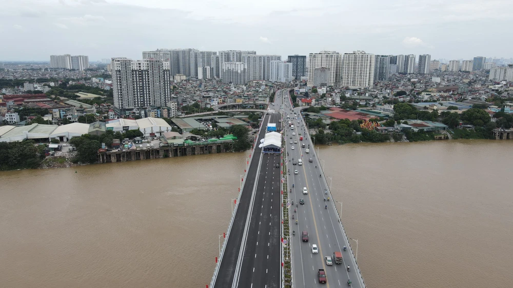 Hình ảnh cầu Vĩnh Tuy giai đoạn 1 và 2 nhìn từ trên cao. Ảnh: PHI HÙNG Hình ảnh cầu Vĩnh Tuy giai đoạn 1 và 2 nhìn từ trên cao. Ảnh: PHI HÙNG