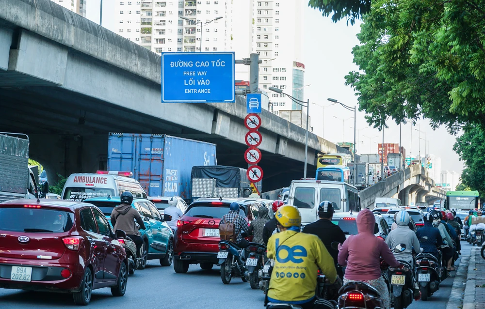 Trên tuyến đường Khuất Duy Tiến, đoạn nối lên Vành đai 3 trên cao, tình trạng ùn ứ xảy ra ngay từ đầu giờ chiều.
