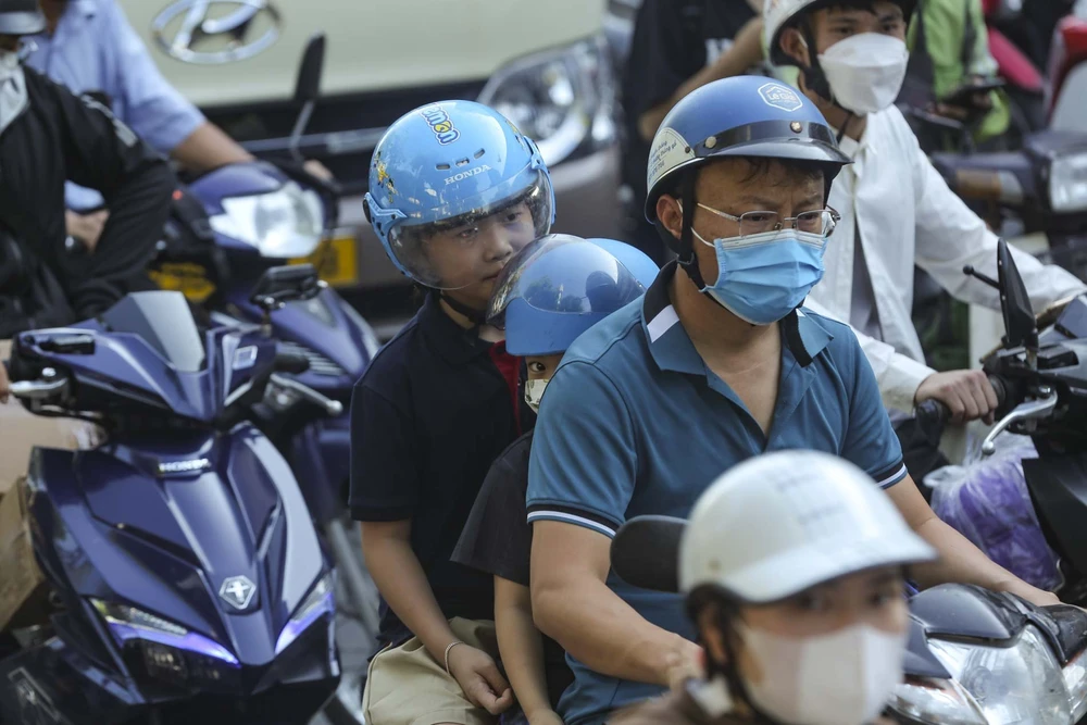 Nhiều người chở theo cả con nhỏ.