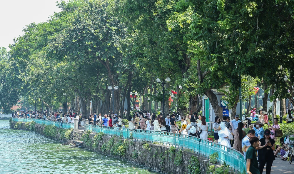 Ghi nhận tại một số con đường ven hồ Tây, Hà Nội nhiều người dân, đặc biệt là giới trẻ đã tới đây vui chơi, tạo dáng chụp ảnh trong dịp nghỉ lễ. Ghi nhận tại một số con đường ven hồ Tây, Hà Nội nhiều người dân, đặc biệt là giới trẻ đã tới đây vui chơi, tạo dáng chụp ảnh trong dịp nghỉ lễ.