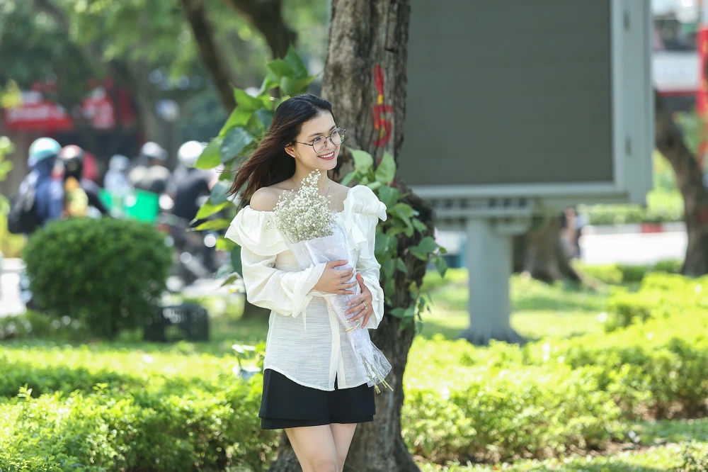 Bạn Trần Thị Hoàng Anh (quê Hà Nam) chia sẻ: "Tôi cũng định tranh thủ về quê nhưng nghĩ lại cảnh chen chúc, tắc đường các năm trước nên đã ở lại Hà Nội. Sau khi hoàn thành công việc, ngày 3-9 tôi sẽ trở về cùng gia đình. Thời tiết Hà Nội vào ngày nghỉ lễ rất mát mẻ, chúng tôi đã có những bức ảnh đẹp cùng nhau. Bạn Trần Thị Hoàng Anh (quê Hà Nam) chia sẻ: "Tôi cũng định tranh thủ về quê nhưng nghĩ lại cảnh chen chúc, tắc đường các năm trước nên đã ở lại Hà Nội. Sau khi hoàn thành công việc, ngày 3-9 tôi sẽ trở về cùng gia đình. Thời tiết Hà Nội vào ngày nghỉ lễ rất mát mẻ, chúng tôi đã có những bức ảnh đẹp cùng nhau.