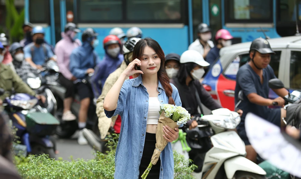 Nhiều bạn trẻ háo hức check in giữa thời tiết giao mùa ở Hà Nội. Nhiều bạn trẻ háo hức check in giữa thời tiết giao mùa ở Hà Nội.