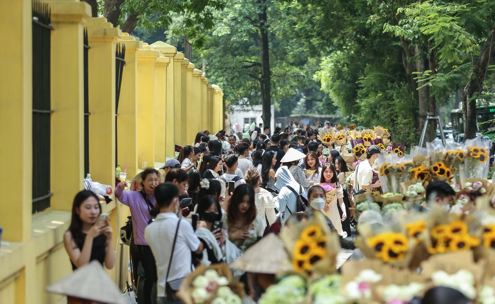 Những hàng hoa đắt khách trong dịp nghỉ lễ 2-9. Những hàng hoa đắt khách trong dịp nghỉ lễ 2-9.