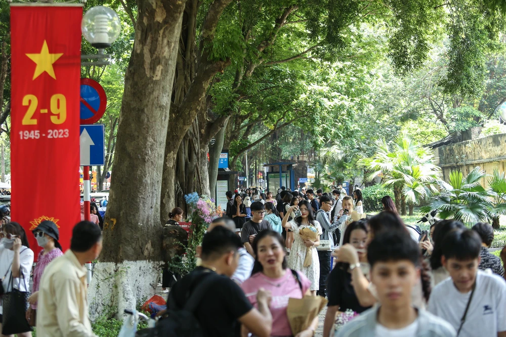 Trên phố Phan Đình Phùng dài khoảng 1,5 km, nhiều bạn trẻ cũng chen chúc tới đây chụp ảnh, vui chơi giữa thời tiết nắng nhẹ. Trên phố Phan Đình Phùng dài khoảng 1,5 km, nhiều bạn trẻ cũng chen chúc tới đây chụp ảnh, vui chơi giữa thời tiết nắng nhẹ.