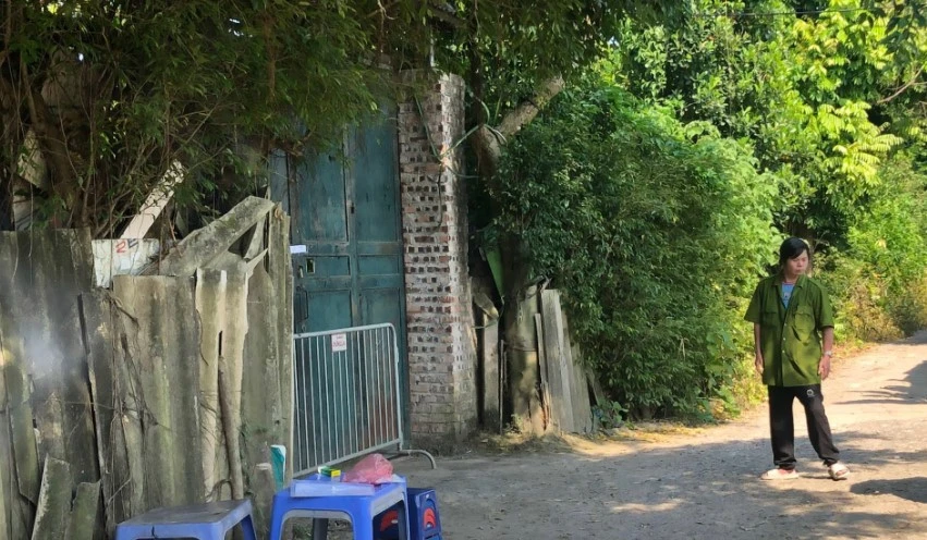 Khu vực cổng nhà nơi phát hiện 4 người trong gia đình tử vong. Ảnh CTV