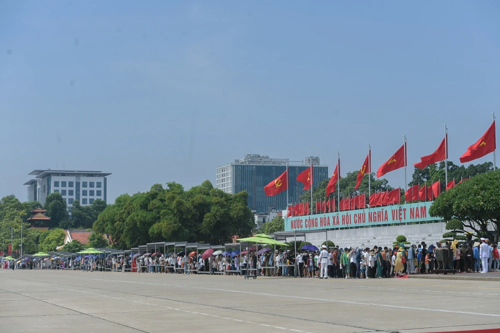 Ai nấy cũng mang trong mình tâm trạng háo hức, mong muốn sớm được vào viếng Bác trong ngày lễ Quốc Khánh.