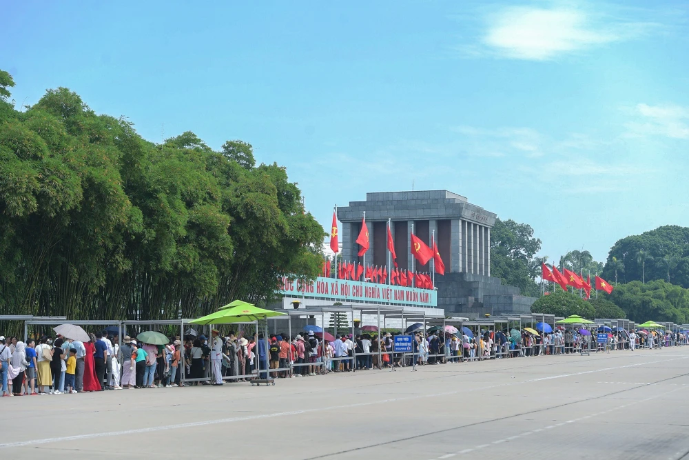 Dù thời tiết khá oi bức, nhưng nhiều người vẫn kiên nhẫn xếp hàng, chờ đợi để vào Lăng viếng Chủ tịch Hồ Chí Minh.