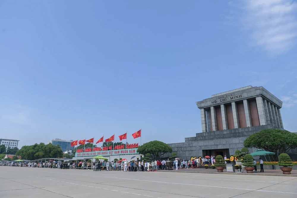 Sáng 2-9, hàng nghìn người dân trong và ngoài nước đã đổ về thăm Lăng Chủ tịch Hồ Chí Minh, quận Ba Đình, Hà Nội.
