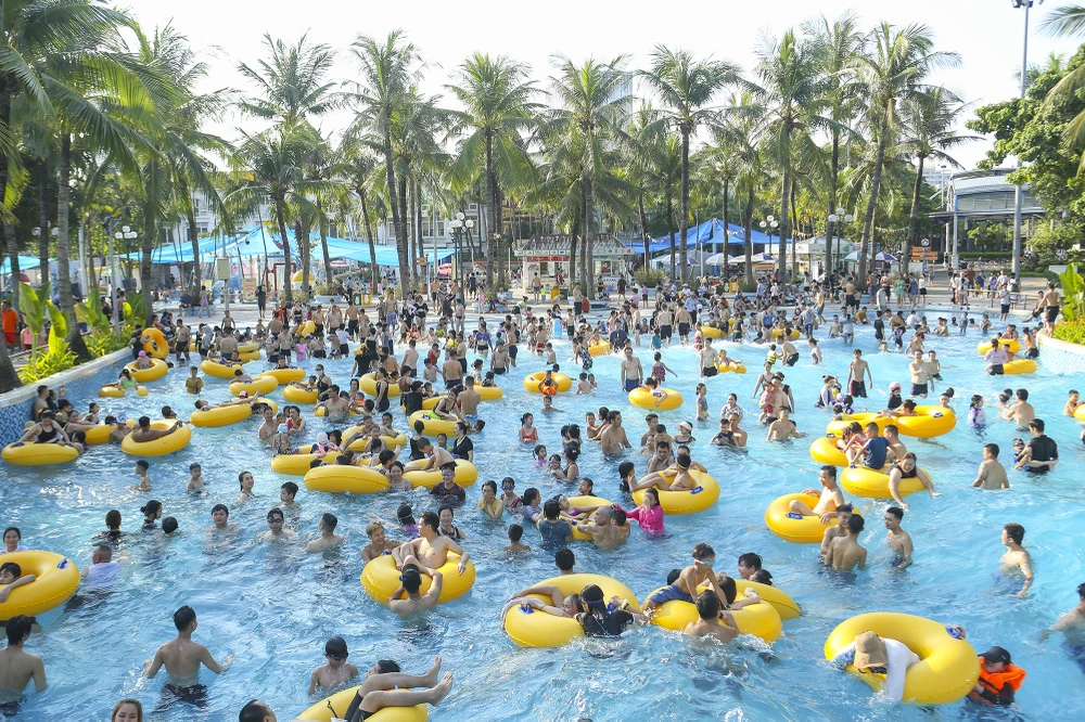 Hàng nghìn người đổ về công viên nước Hồ Tây dịp 2-9 ảnh 2