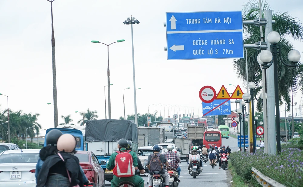 Lối lên cầu Thăng Long hướng về Trung tâm thành phố, các phương tiện di chuyển chậm chạp.