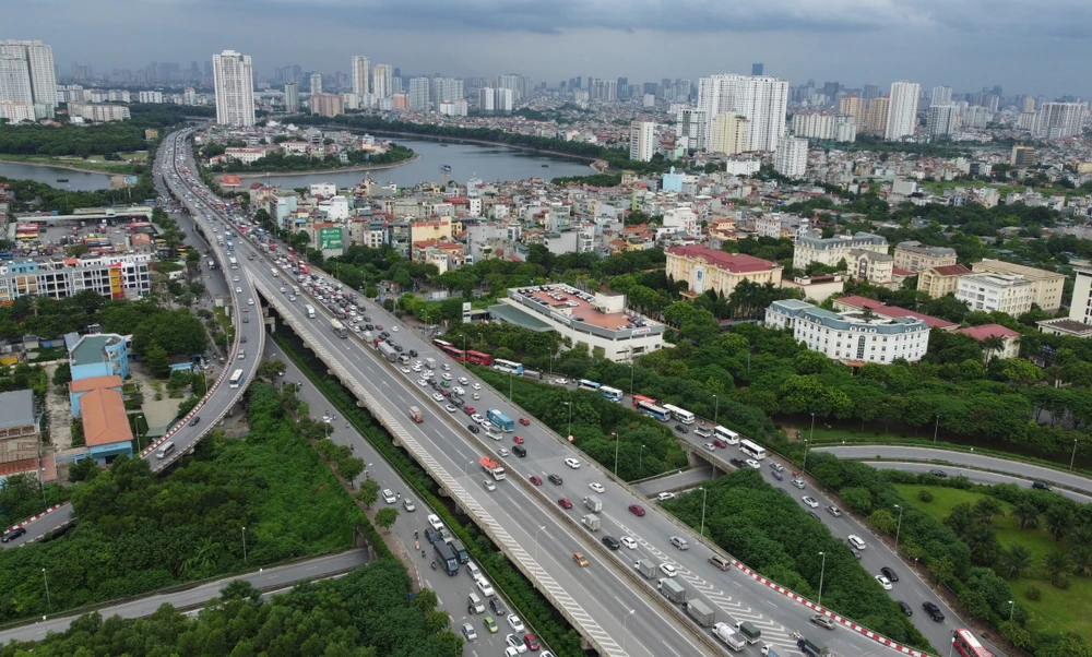 Tuyến đường Vành đai 3 trên cao, hướng về trung tâm Hà Nội, lưu lượng tham gia giao thông tăng dần từ đầu giờ chiều.