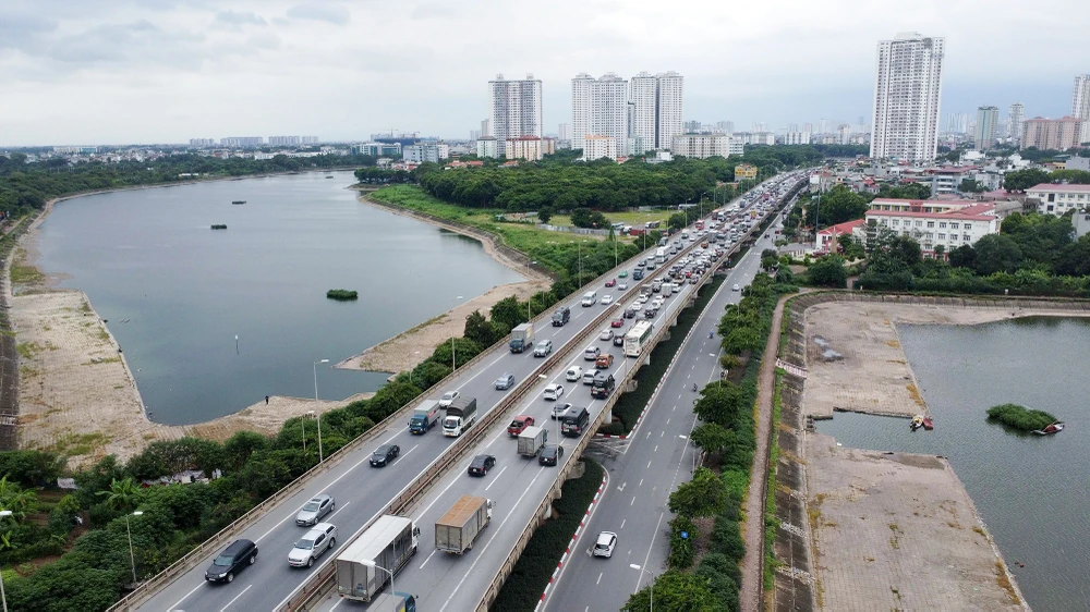 Hình ảnh ùn tắc tại tuyến đường Vành đai 3 trên cao.