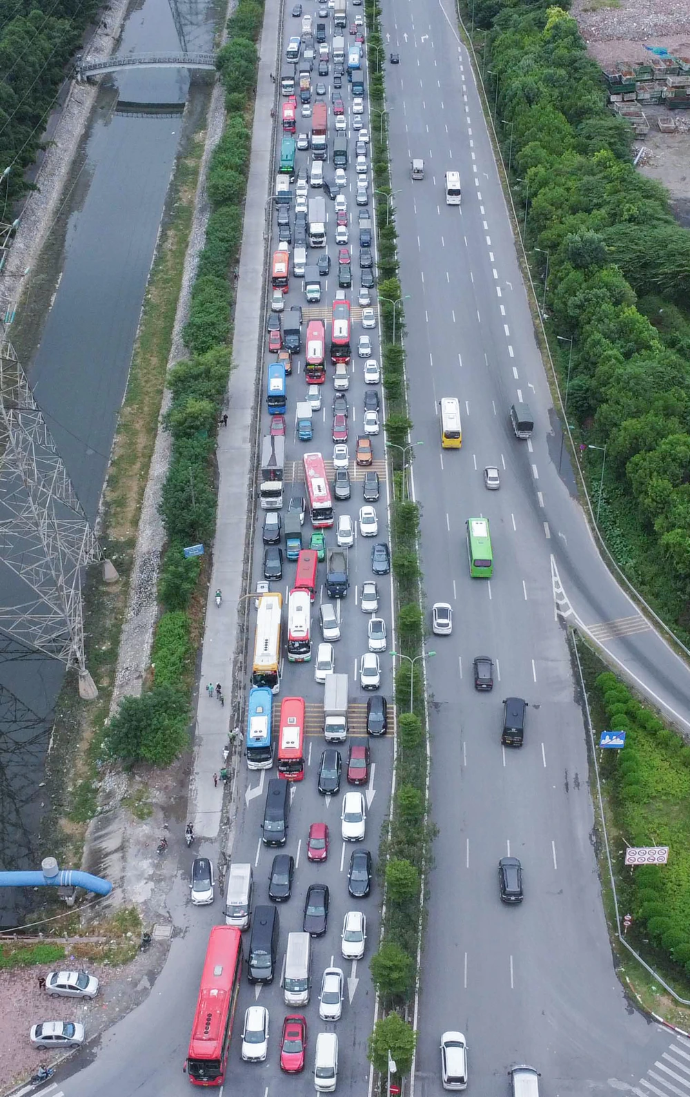 Còn đây là hình ảnh các phương tiện di chuyển chậm chạp tại đầu đường cao tốc Pháp Vân – Cầu Giẽ hướng về nội thành Hà Nội.