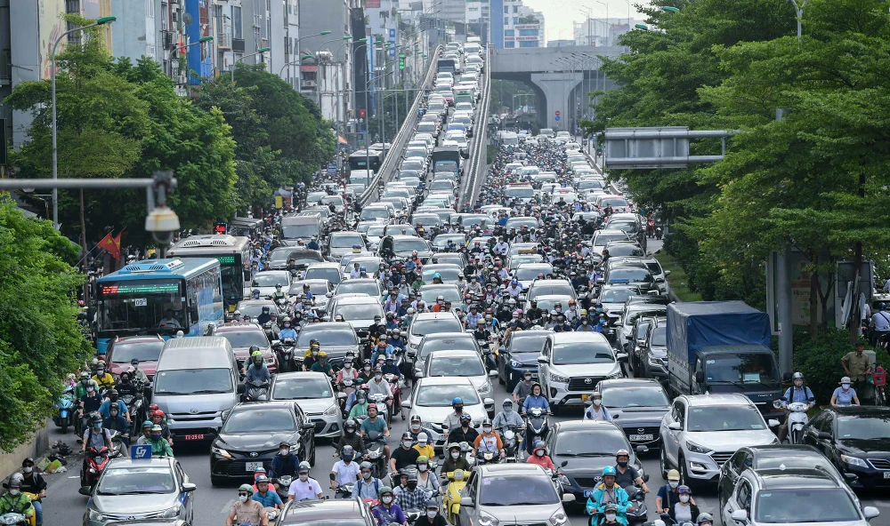 Khu vực Ngã tư sở, giao thông cũng trở nên ùn ứ nghiêm trọng.