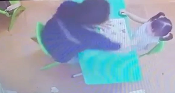 Hình ảnh cô T dùng tay liên tiếp tát vào mặt cháu N. Ảnh cắt từ video