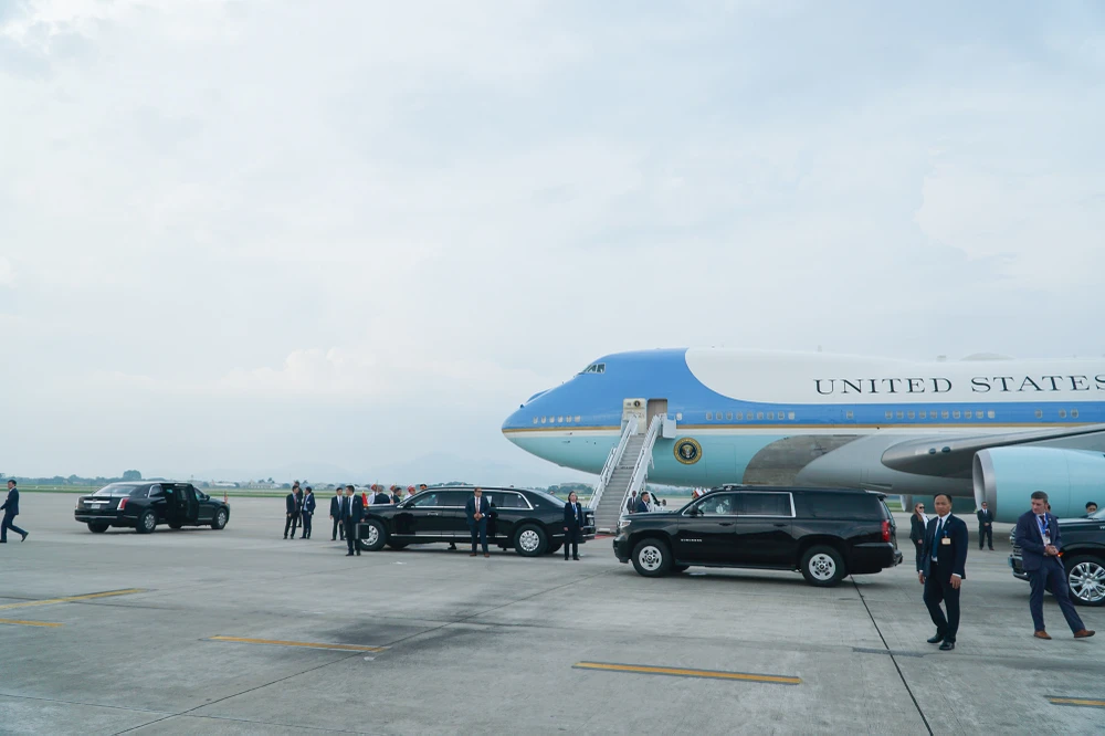 Xe riêng của Tổng thống Mỹ cùng đoàn xe tháp tùng từ từ tiến vào lối xuống của máy bay. Xe riêng của Tổng thống Mỹ cùng đoàn xe tháp tùng từ từ tiến vào lối xuống của máy bay.