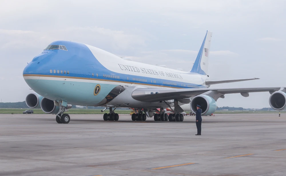 Máy bay từ từ di chuyển vào điểm đỗ. Máy bay từ từ di chuyển vào điểm đỗ.