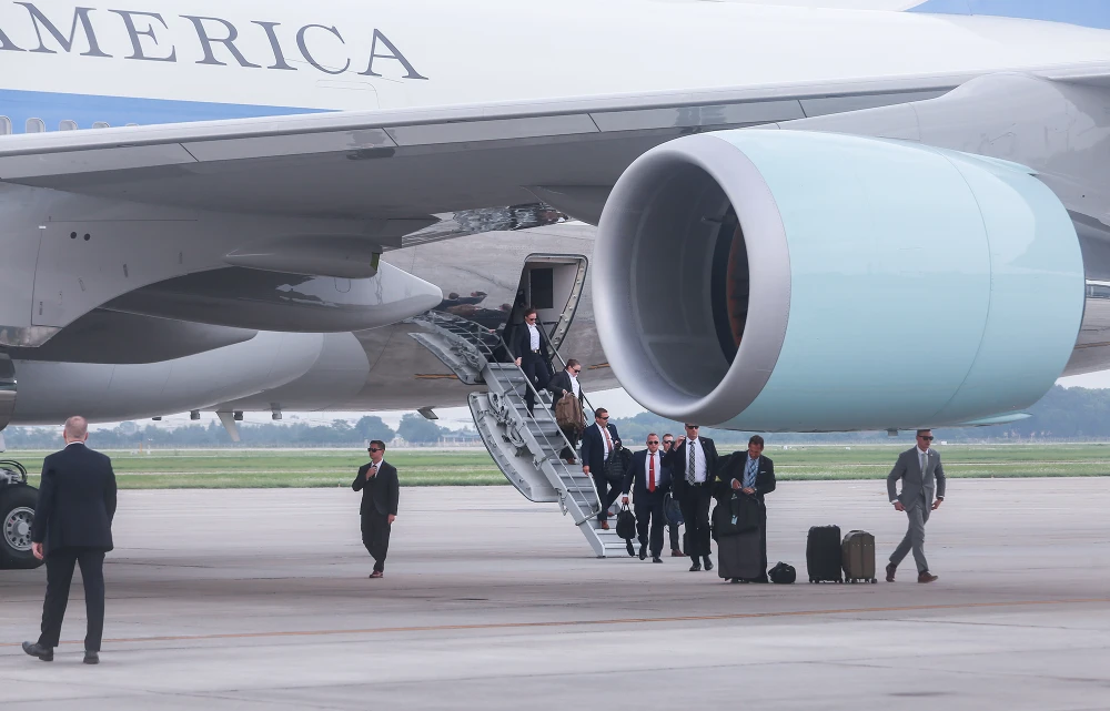 Sau khi đỗ cố định, đoàn người tháp tùng Tổng thống Mỹ Joe Biden đã bước ra từ cánh cửa phía gần đuôi của máy bay. Sau khi đỗ cố định, đoàn người tháp tùng Tổng thống Mỹ Joe Biden đã bước ra từ cánh cửa phía gần đuôi của máy bay.