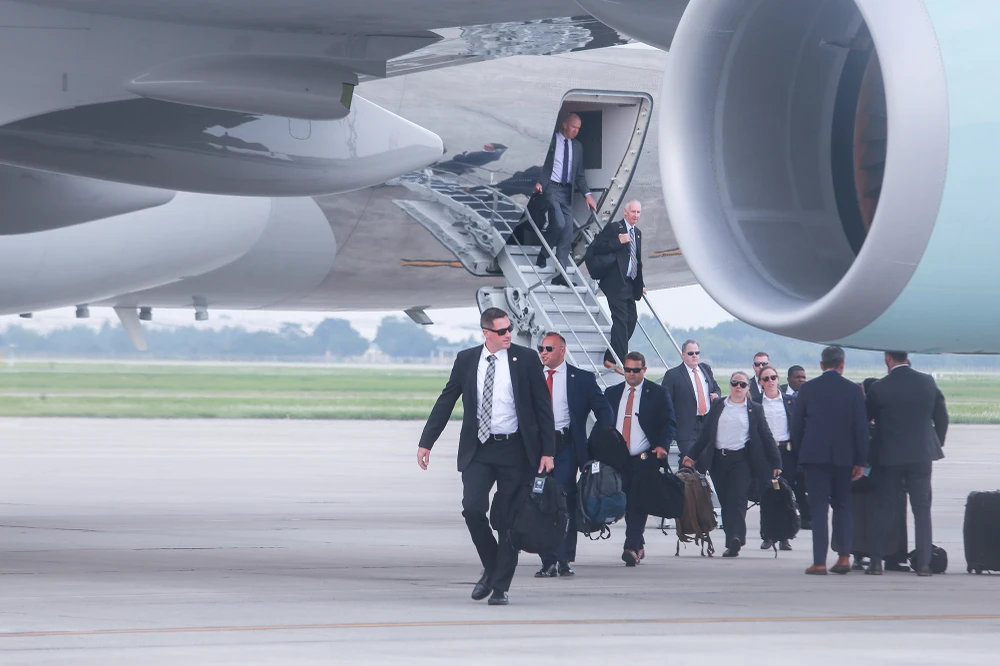 Ai nấy đều mang theo khá nhiều đồ đạc. Ai nấy đều mang theo khá nhiều đồ đạc.