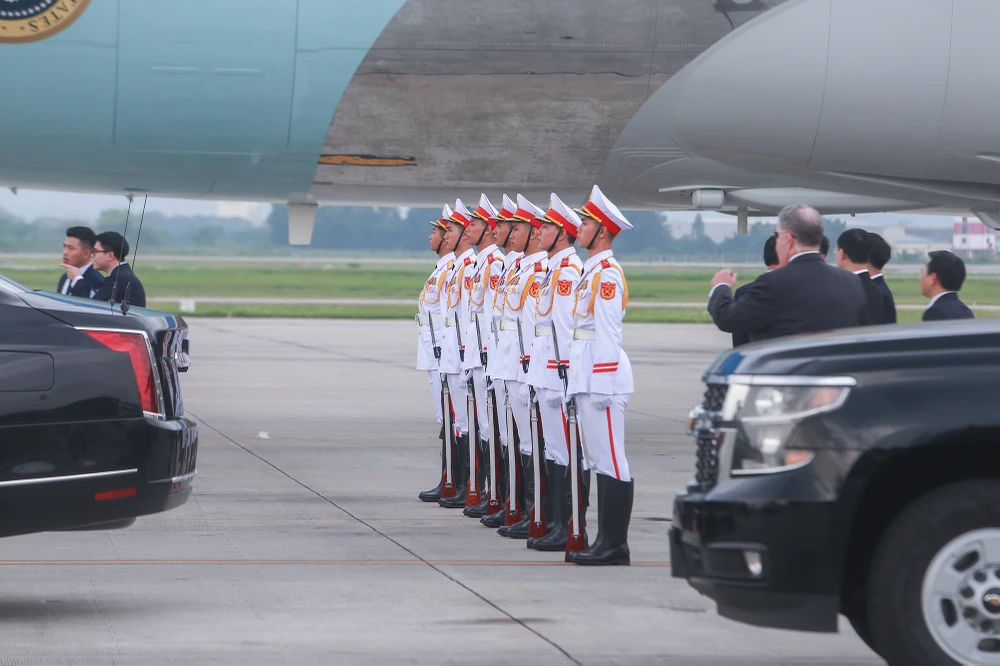 Đoàn nghi thức Việt Nam đứng nghiêm trang, sẵn sàng chào đón Tổng Thống Mỹ Joe Biden bước ra. Đoàn nghi thức Việt Nam đứng nghiêm trang, sẵn sàng chào đón Tổng Thống Mỹ Joe Biden bước ra.