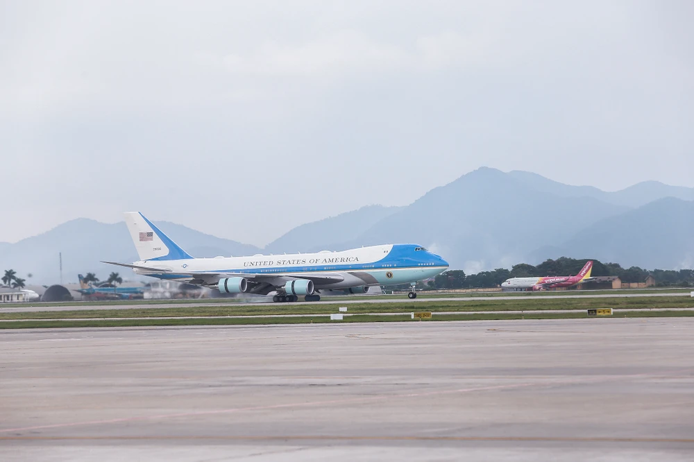 Khoảng gần 16 giờ chiều nay, máy bay chở Tổng thống Mỹ Joe Biden đã hạ cánh tại sân bay quốc tế Nội bài, Hà Nội, bắt đầu chuyến thăm cấp Nhà nước tới Việt Nam từ ngày 10 đến ngày 11-9 theo lời mời của Tổng Bí thư Nguyễn Phú Trọng. Khoảng gần 16 giờ chiều nay, máy bay chở Tổng thống Mỹ Joe Biden đã hạ cánh tại sân bay quốc tế Nội bài, Hà Nội, bắt đầu chuyến thăm cấp Nhà nước tới Việt Nam từ ngày 10 đến ngày 11-9 theo lời mời của Tổng Bí thư Nguyễn Phú Trọng.