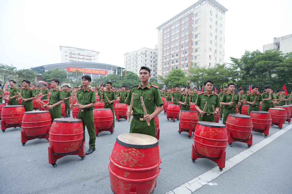 Hoà chung vào bầu không khí khai giảng năm học mới, màn đồng diễn trống hội do đoàn nghệ thuật trống hội của Học viện CSND với 600 thành viên mang đến những màu sắc nghệ thuật đầy tính dân tộc.
