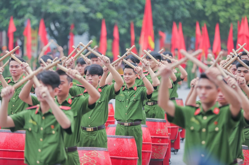Tất cả các học viên đều rất hào hứng biểu diễn trong ngày khai giảng năm học mới.