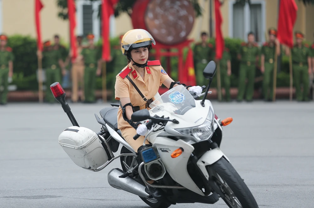 Các học viên đã biểu diễn nhiều động tác khó khác nhau, như biểu diễn cua vòng qua cọc tiêu theo đội hình.