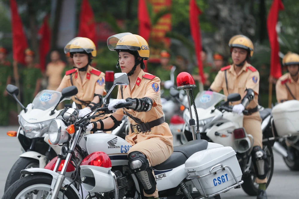 Chiếc xe đặc chủng được các nữ học viên Học viện CSND vận hành thuần thục và uyển chuyển qua các bài biểu diễn đòi hỏi kỹ năng điêu luyện.