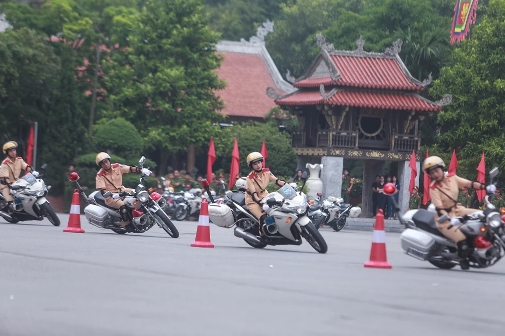 Điểm nhấn của lễ khai giảng năm học mới là màn trình diễn điều khiển mô tô phân khối lớn của các học viên Học viện CSND.