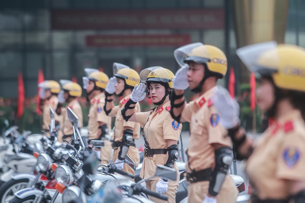 Các học viên đứng nghiêm chào điều lệnh sau khi kết thúc màn biểu diễn.