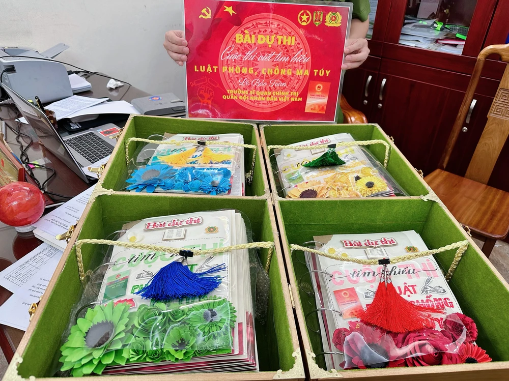 Bài dự thi đầu tư công phu gồm 4 tập, viết tay của một cá nhân. Ảnh BCA Bài dự thi đầu tư công phu gồm 4 tập, viết tay của một cá nhân. Ảnh BCA