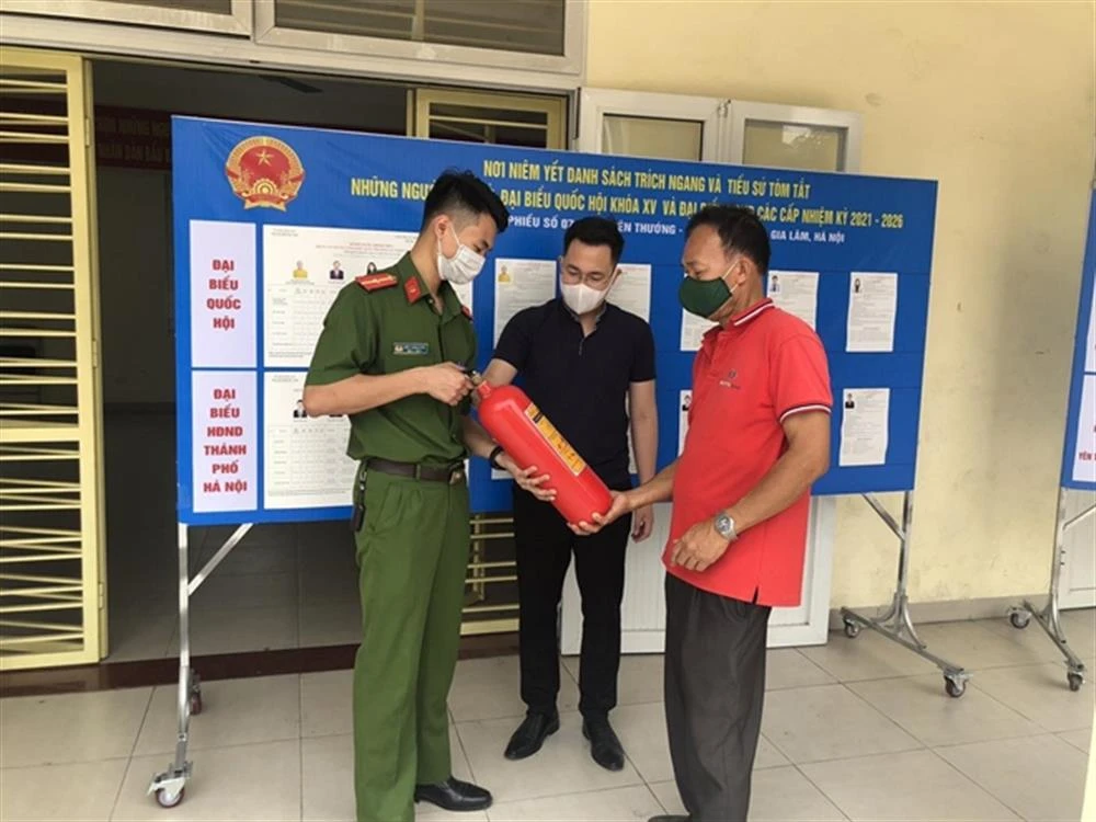 Công an tăng cường tuyên truyền, hướng dẫn kiến thức kỹ năng về PCCC và CNCH cho nhân dân. Ảnh BCA
