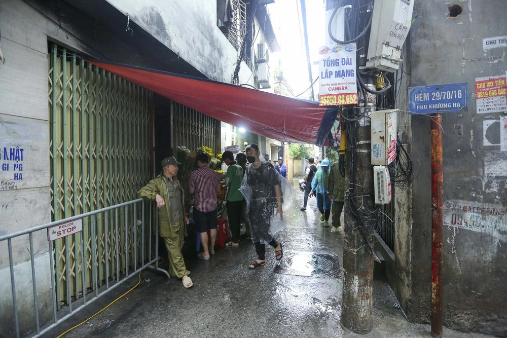 nguoi-dan-den-thap-huong-cho-cac-nan-nhan-chay (7).jpg